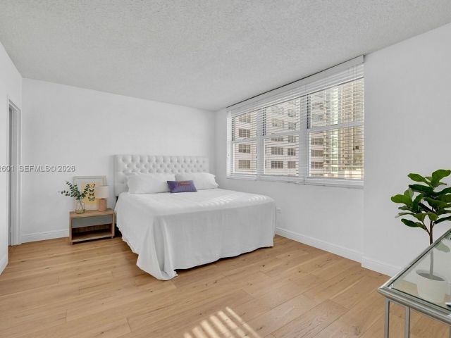 2-bedroom condo for rent in Miami - 801 Brickell Bay Dr 1262 - MondialRealty