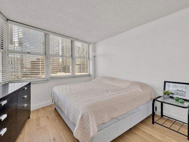 2-bedroom condo for rent in Miami - 801 Brickell Bay Dr 1262 - MondialRealty