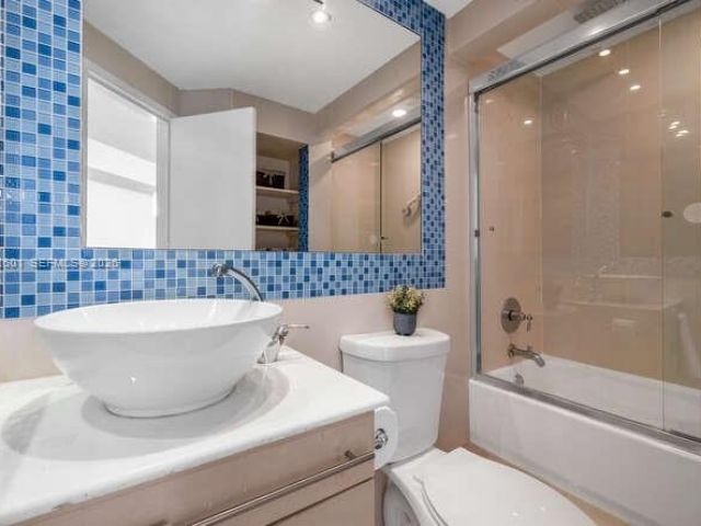 2-bedroom condo for rent in Miami - 801 Brickell Bay Dr 1262 - MondialRealty