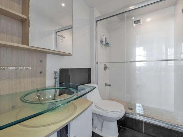 2-bedroom condo for rent in Miami - 801 Brickell Bay Dr 1262 - MondialRealty