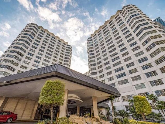 2-bedroom condo for rent in Miami - 801 Brickell Bay Dr 1262 - MondialRealty