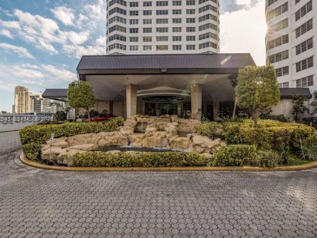 2-bedroom condo for rent in Miami - 801 Brickell Bay Dr 1262 - MondialRealty