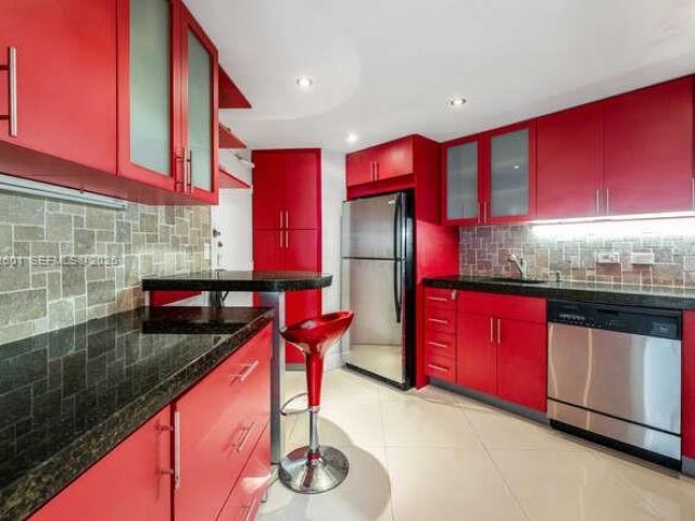 2-bedroom condo for rent in Miami - 801 Brickell Bay Dr 1262 - MondialRealty