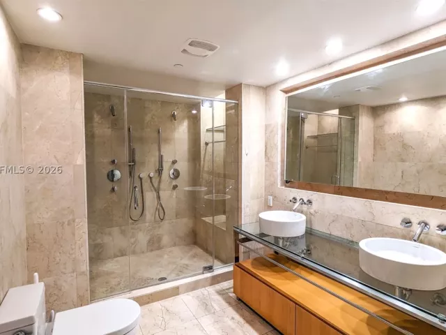 2-bedroom condo for sale in Miami Beach - 6000 Collins Ave 111 - MondialRealty