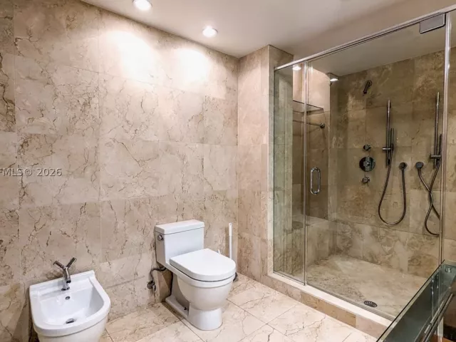 2-bedroom condo for sale in Miami Beach - 6000 Collins Ave 111 - MondialRealty