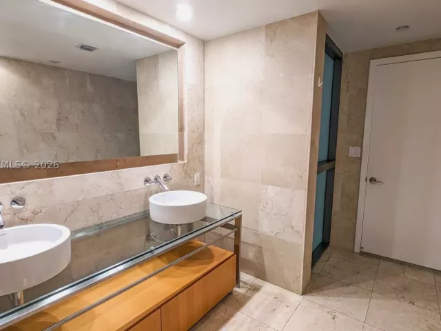 2-bedroom condo for sale in Miami Beach - 6000 Collins Ave 111 - MondialRealty