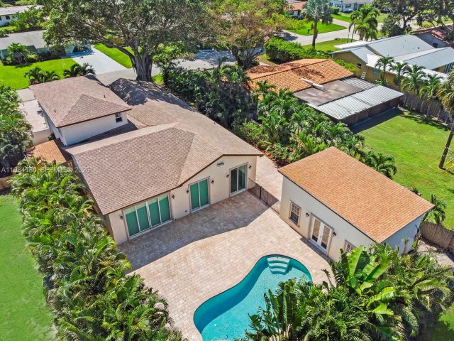 Home for rent at 117 NW 8th Street - photo 7453158