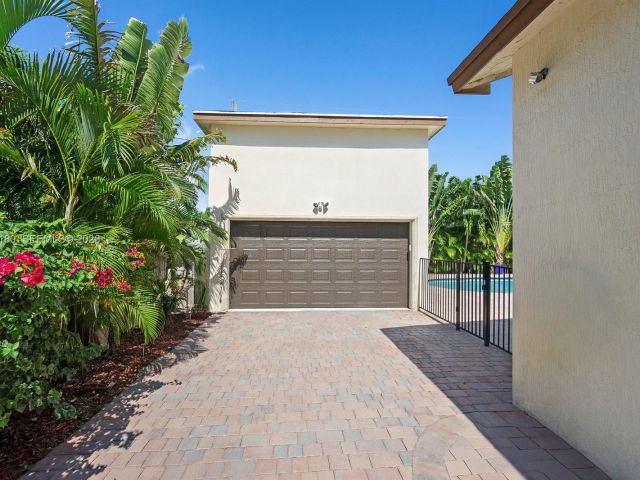 Home for rent at 117 NW 8th Street - photo 7453163