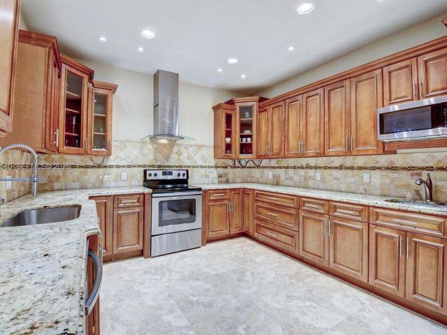 Home for rent at 117 NW 8th Street - photo 7453171