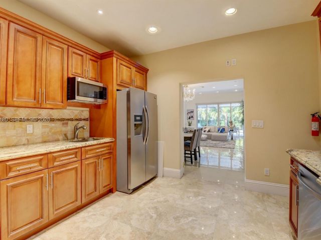 Home for rent at 117 NW 8th Street - photo 7453172