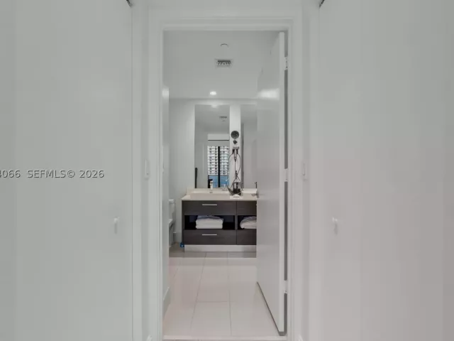 1-bedroom condo for sale in Miami - 45 SW 9th St 1405 - MondialRealty