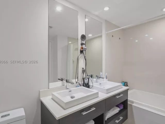 1-bedroom condo for sale in Miami - 45 SW 9th St 1405 - MondialRealty