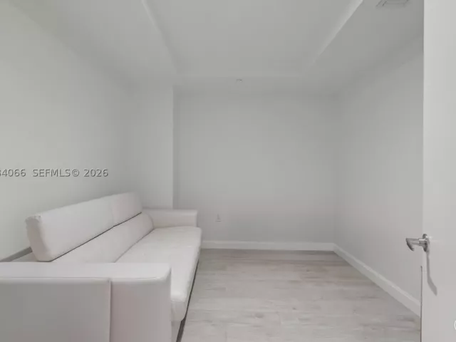 1-bedroom condo for sale in Miami - 45 SW 9th St 1405 - MondialRealty