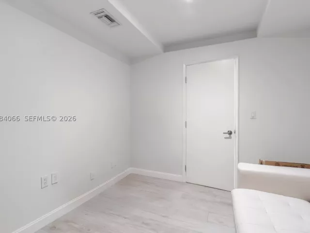 1-bedroom condo for sale in Miami - 45 SW 9th St 1405 - MondialRealty