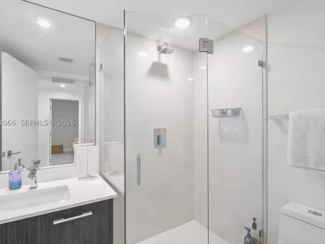 1-bedroom condo for sale in Miami - 45 SW 9th St 1405 - MondialRealty