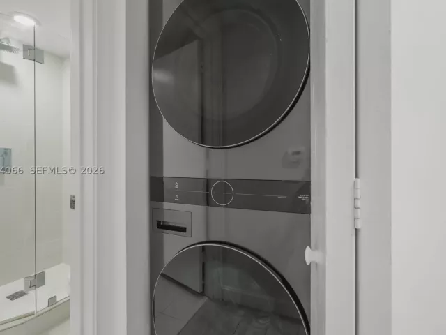 1-bedroom condo for sale in Miami - 45 SW 9th St 1405 - MondialRealty