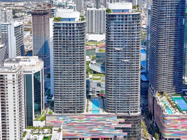 1-bedroom condo for sale in Miami - 45 SW 9th St 1405 - MondialRealty
