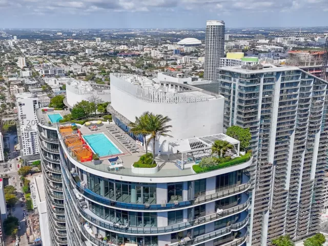 1-bedroom condo for sale in Miami - 45 SW 9th St 1405 - MondialRealty