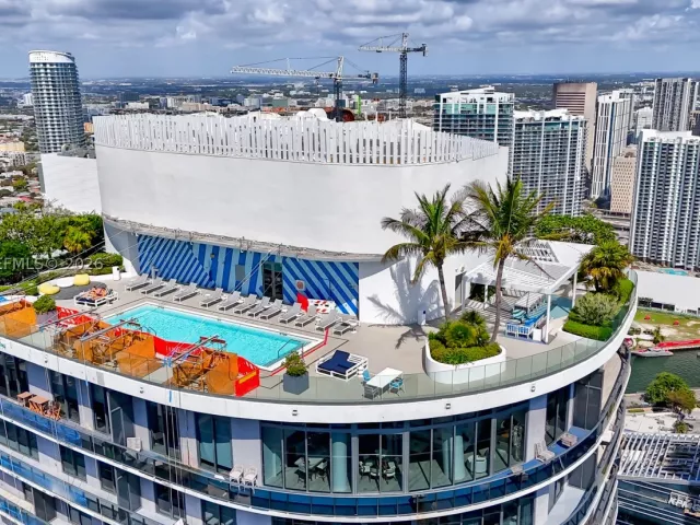 1-bedroom condo for sale in Miami - 45 SW 9th St 1405 - MondialRealty