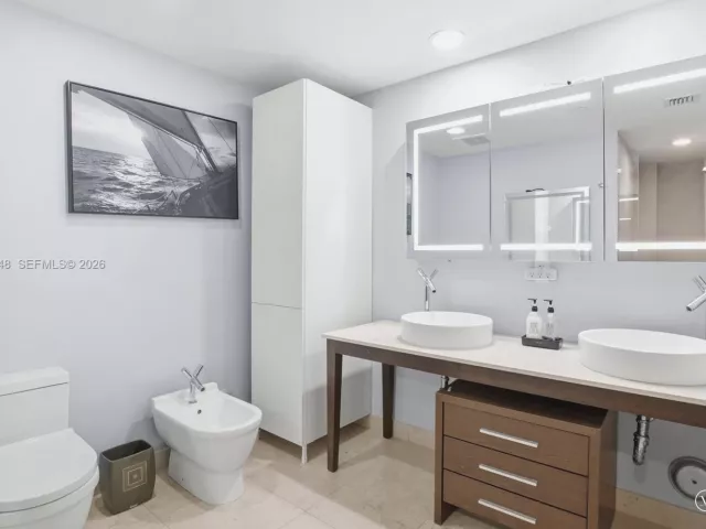 1-bedroom condo for sale in Miami - 495 Brickell Ave 1608 - MondialRealty