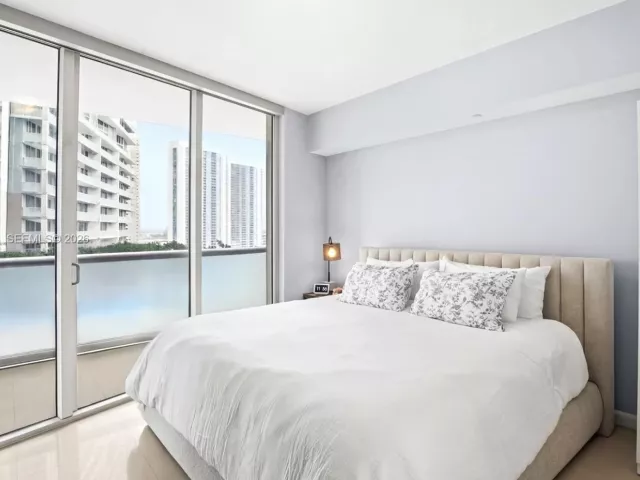 1-bedroom condo for sale in Miami - 495 Brickell Ave 1608 - MondialRealty