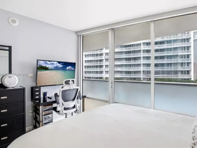 1-bedroom condo for sale in Miami - 495 Brickell Ave 1608 - MondialRealty