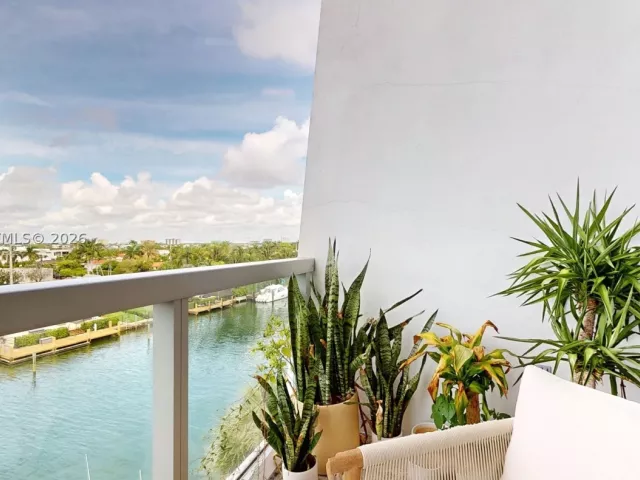 2-bedroom condo for sale in Bay Harbor Islands - 9940 W Bay Harbor Dr 5E-N - MondialRealty