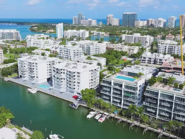 2-bedroom condo for sale in Bay Harbor Islands - 9940 W Bay Harbor Dr 5E-N - MondialRealty