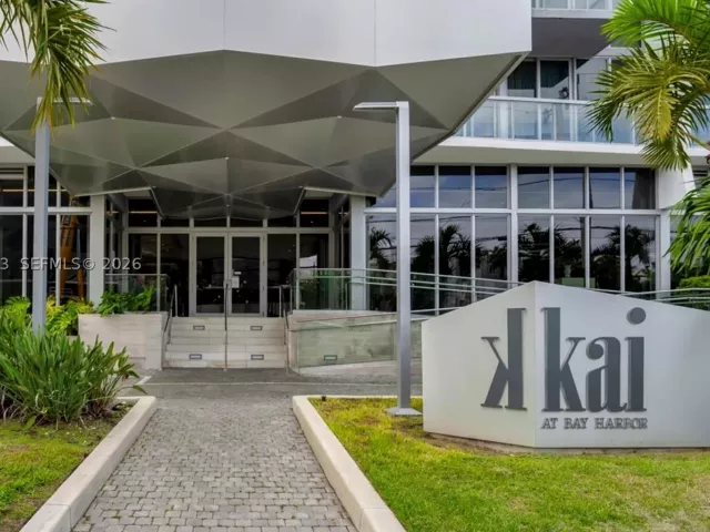 2-bedroom condo for sale in Bay Harbor Islands - 9940 W Bay Harbor Dr 5E-N - MondialRealty