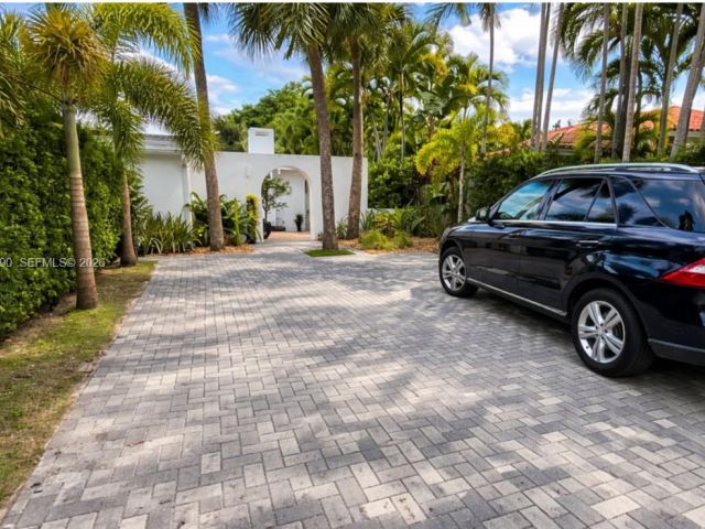 4-bedroom home for rent in Key Biscayne - 240 Greenwood Dr 240 - MondialRealty