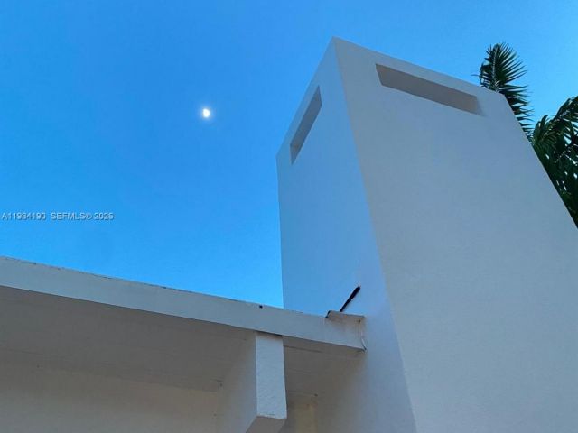 4-bedroom home for rent in Key Biscayne - 240 Greenwood Dr 240 - MondialRealty