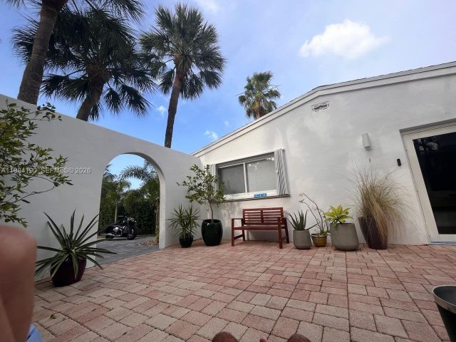 4-bedroom home for rent in Key Biscayne - 240 Greenwood Dr 240 - MondialRealty