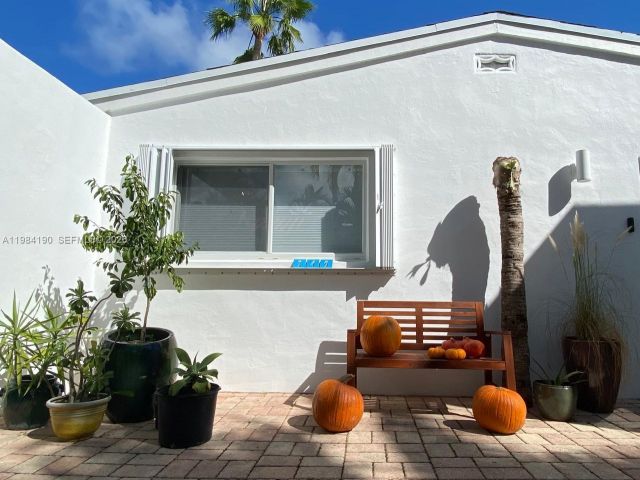 4-bedroom home for rent in Key Biscayne - 240 Greenwood Dr 240 - MondialRealty