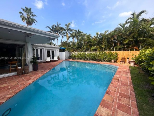 4-bedroom home for rent in Key Biscayne - 240 Greenwood Dr 240 - MondialRealty