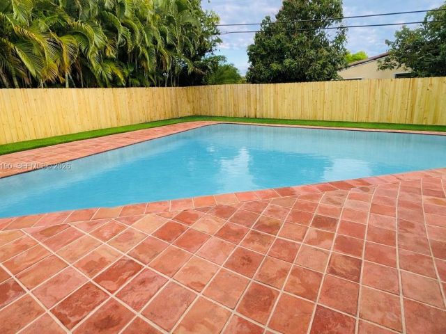 4-bedroom home for rent in Key Biscayne - 240 Greenwood Dr 240 - MondialRealty