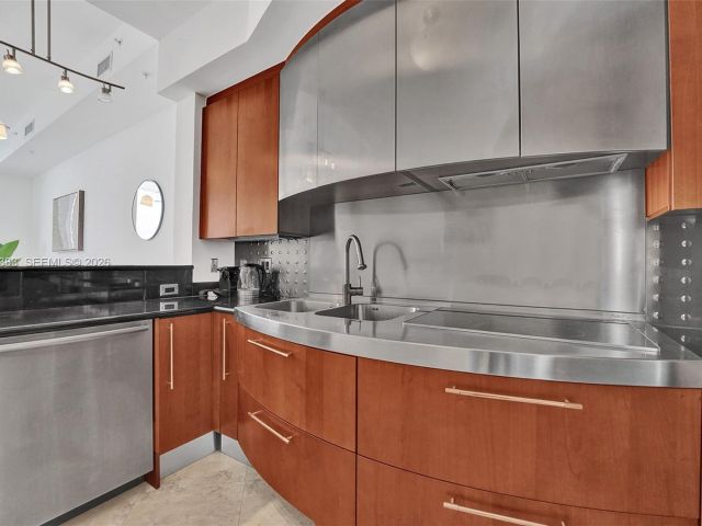 Apartment for rent  Unit #PH206 - photo 7495975