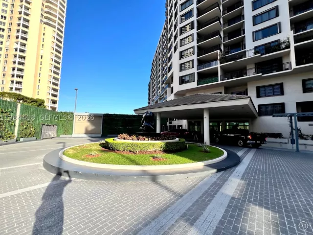 1-bedroom condo for sale in Miami - 540 Brickell Key Dr 202 - MondialRealty