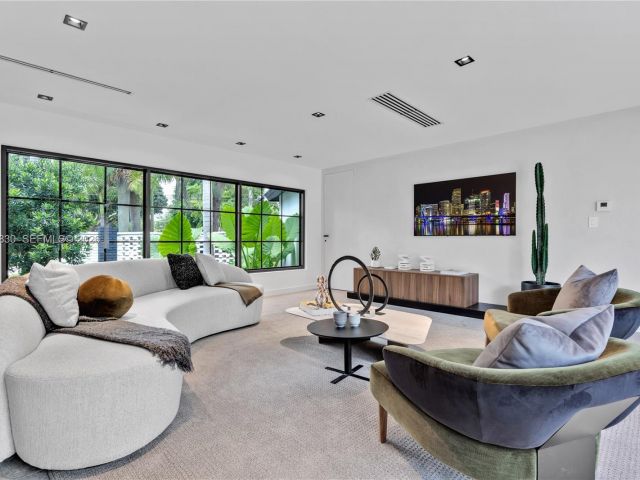 Home for rent at 2500 Bayview Dr - photo 7481857