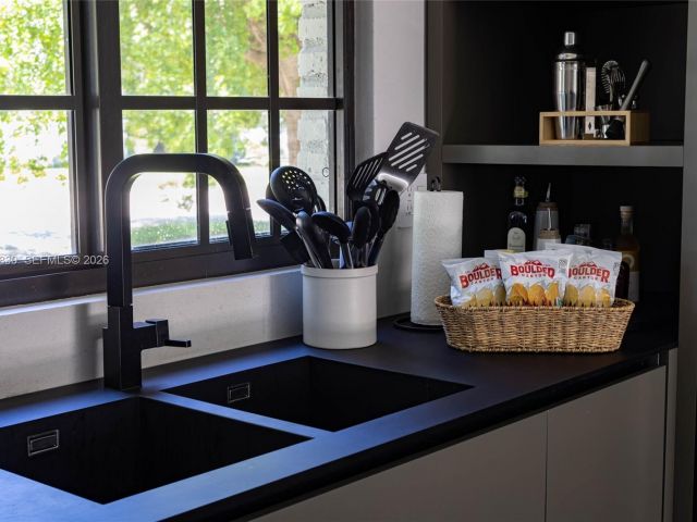 Home for rent at 2500 Bayview Dr - photo 7481867