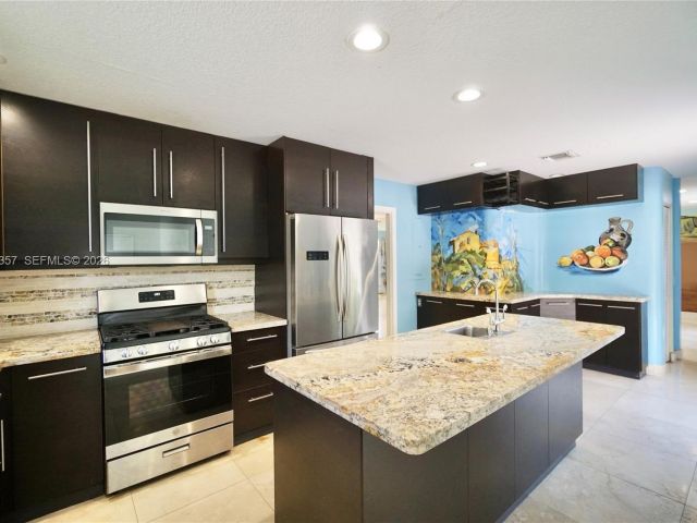 Home for rent at 851 N 11th Ave 1 - photo 7472547