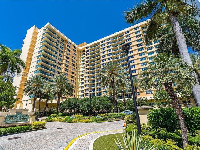 1-bedroom condo for rent in Hollywood - 2501 S Ocean Dr 429 - MondialRealty
