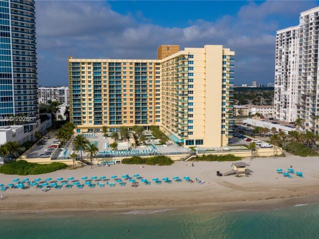 1-bedroom condo for rent in Hollywood - 2501 S Ocean Dr 429 - MondialRealty