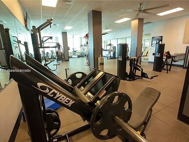 1-bedroom condo for rent in Hollywood - 2501 S Ocean Dr 429 - MondialRealty