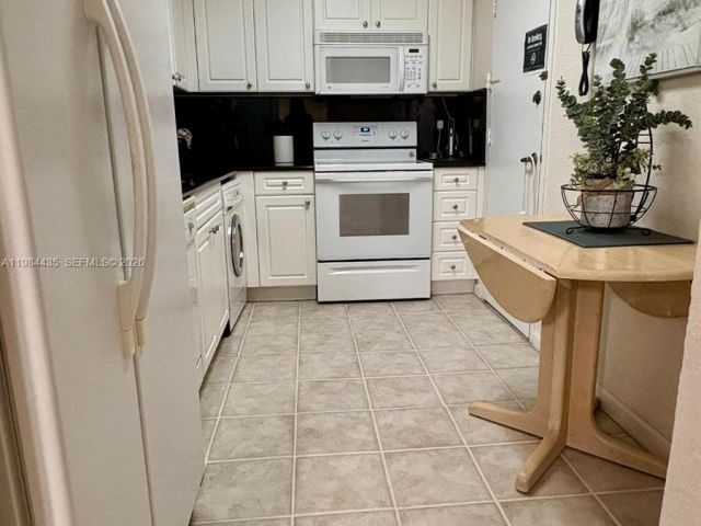 1-bedroom condo for rent in Hollywood - 2501 S Ocean Dr 429 - MondialRealty