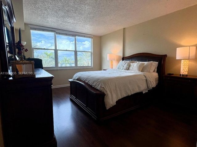 1-bedroom condo for rent in Hollywood - 2501 S Ocean Dr 429 - MondialRealty