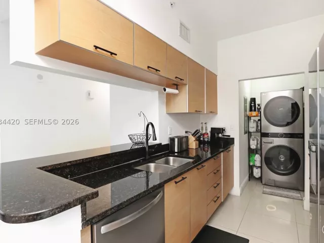 2-bedroom condo for sale in Miami - 31 SE 5th St 3916 - MondialRealty