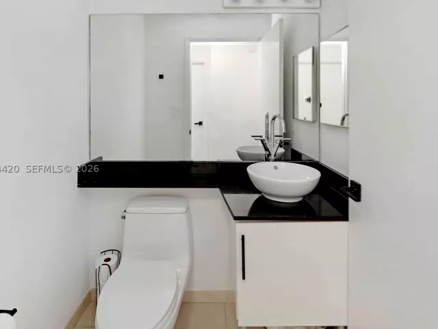 2-bedroom condo for sale in Miami - 31 SE 5th St 3916 - MondialRealty