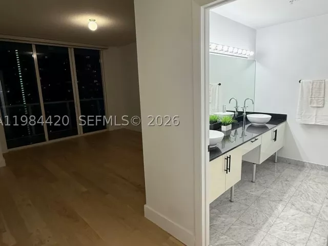 2-bedroom condo for sale in Miami - 31 SE 5th St 3916 - MondialRealty
