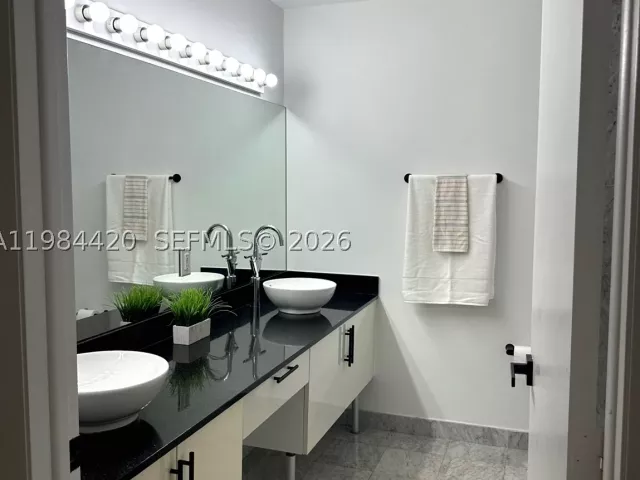 2-bedroom condo for sale in Miami - 31 SE 5th St 3916 - MondialRealty