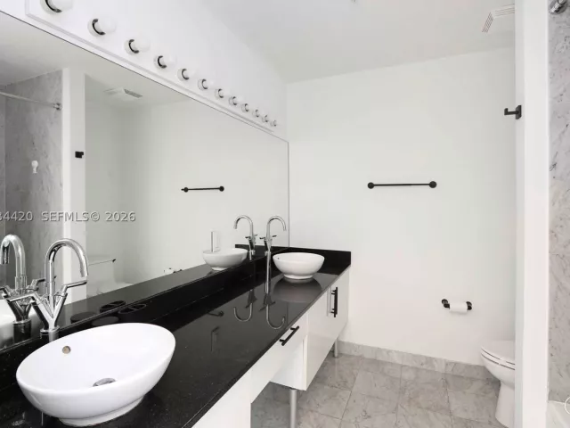 2-bedroom condo for sale in Miami - 31 SE 5th St 3916 - MondialRealty